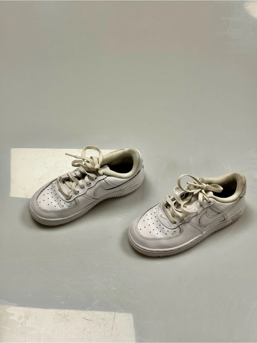 Nike Force 1 LE Triple White Leather Sneakers Kids Size 10.5C DH2925-111